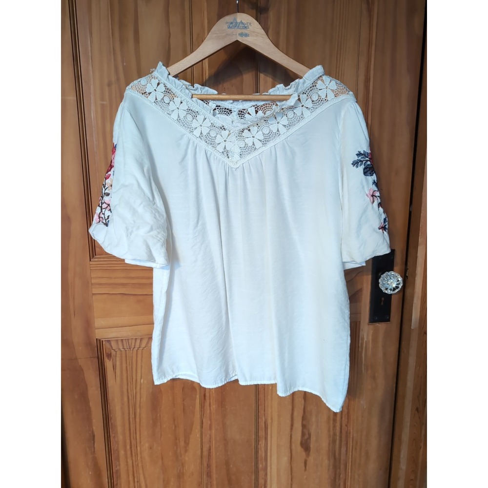 Woman's Main Strip Embroidered White Top Size Small Puff Sleeves